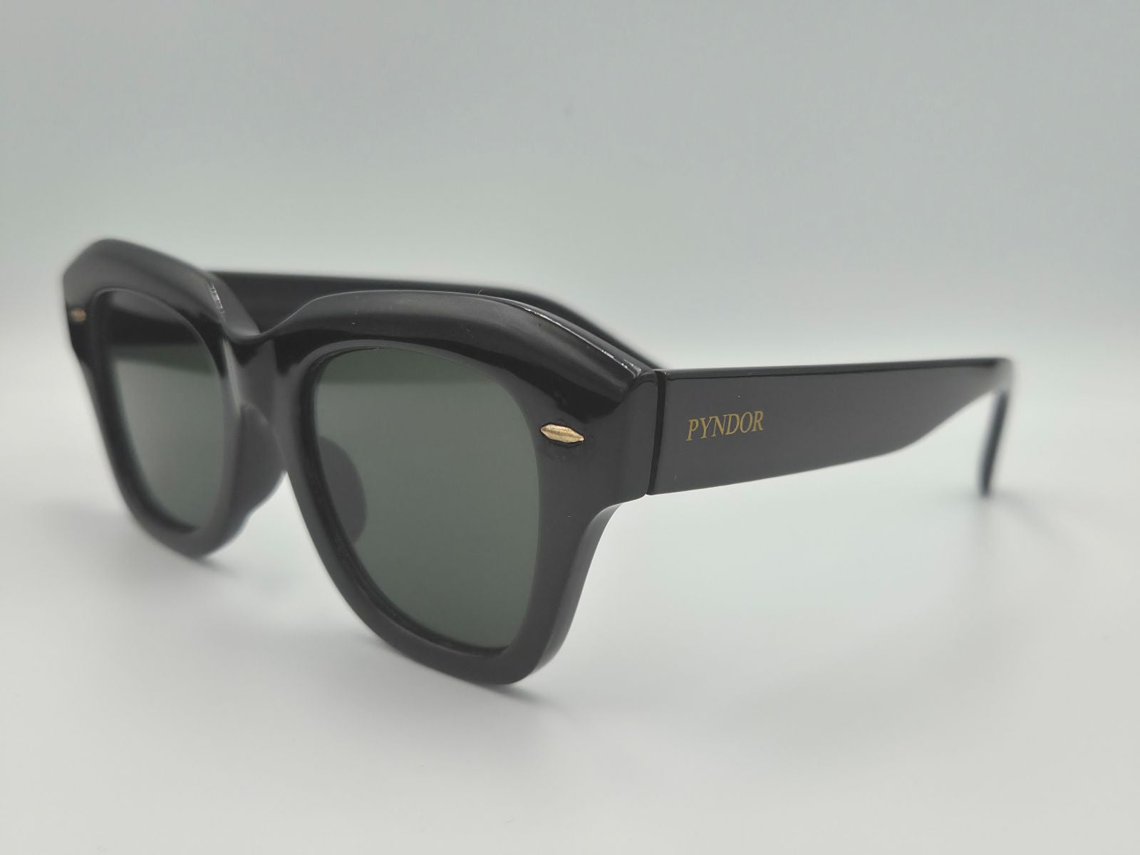 Themis Black