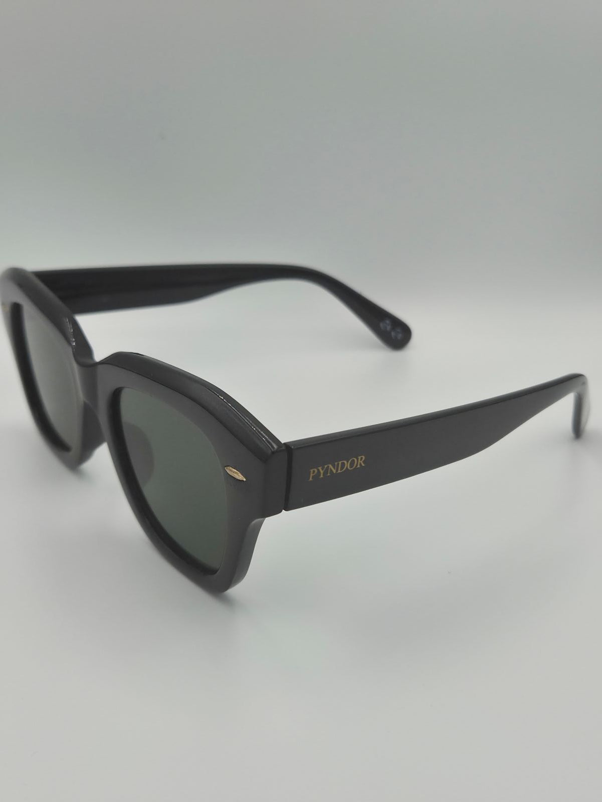 Themis Black